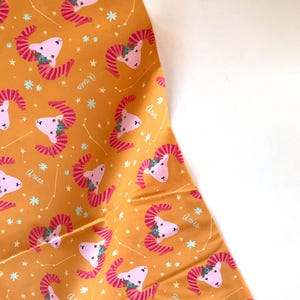 Aries Gold - Astrologie - Julia Meeks - Paintbrush Studio Stoff 100% Quilters Baumwolle