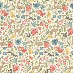 K&ouml;nnte beinhalten: Ein sich wiederholendes Muster mit Waldtieren und floralen Elementen. Das Design umfasst Hirsche, F&uuml;chse, Eichh&ouml;rnchen, Kaninchen und V&ouml;gel sowie stilisierte Blumen und Bl&auml;tter in Pfirsich-, Blau- und Gr&uuml;nt&ouml;nen auf cremefarbenem Hintergrund.