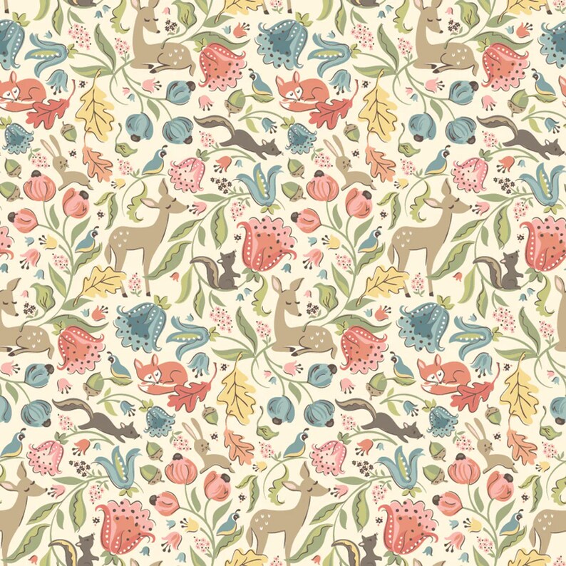 K&ouml;nnte beinhalten: Ein sich wiederholendes Muster mit Waldtieren und floralen Elementen. Das Design umfasst Hirsche, F&uuml;chse, Eichh&ouml;rnchen, Kaninchen und V&ouml;gel sowie stilisierte Blumen und Bl&auml;tter in Pfirsich-, Blau- und Gr&uuml;nt&ouml;nen auf cremefarbenem Hintergrund.