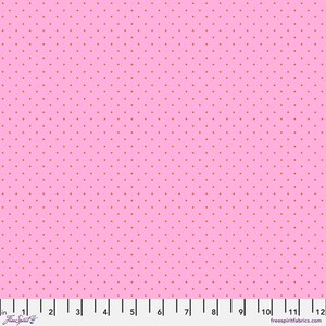 Op de afbeelding: Roze stof met een klein, gelijkmatig verdeeld, rood stippenpatroon.