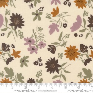 Può includere: Un tessuto color crema con un motivo floreale ripetuto di fiori e foglie marrone scuro, arancione bruciato, lavanda tenue e verde salvia. Un righello bianco sul fondo mostra le misure in pollici, con il testo moda e modafabrics.com.