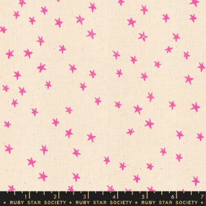 Puede incluir: Una tela blanca con un patrón de estrellas rosas. La tela tiene una textura sutil y es perfecta para proyectos de manualidades.