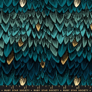 Può includere: Un tessuto fantasia con forme sovrapposte a forma di piuma color verde acqua, blu scuro e oro. Il design ha un aspetto strutturato, con ogni elemento sovrapposto per creare un effetto a strati. Il testo "RUBY STAR SOCIETY" è in basso.