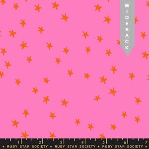 Puede incluir: Tela rosa con un patrón repetido de estrellas naranjas. La tela tiene una regla con el texto "RUBY STAR SOCIETY" impreso en ella.