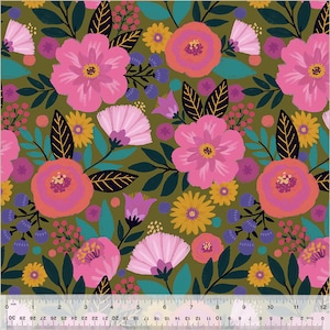 Puede incluir: Tela floral con un patrón repetido de flores rosas, naranjas y amarillas, junto con bayas azules y hojas verdes, sobre un fondo verde oliva. La tela tiene una regla en la parte inferior, con marcas de 0 a 30 cm.