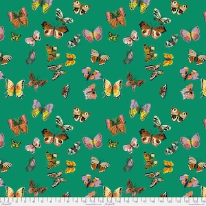 Pode incluir: Um tecido verde com um padrão repetitivo de borboletas coloridas. As borboletas estão em vários tamanhos e posições, criando um design caprichoso e vibrante.