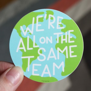Wir sind alle auf der gleichen Team Erde Vinyl-Aufkleber | Vinyl Aufkleber für Laptops, Planer und Wasserflaschen | Planet Erde | Geschenke