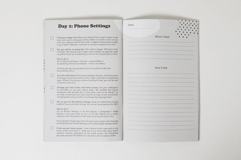 K&ouml;nnte beinhalten: Eine Doppelseite aus einem Telefon-Einstellungs-Tagebuch mit einer Checkliste von Tipps zur Reduzierung der Telefonnutzung. Die linke Seite enth&auml;lt eine Liste von Tipps mit Kontrollk&auml;stchen und Anweisungen, wie man es macht. Die rechte Seite enth&auml;lt einen Abschnitt f&uuml;r das Datum, was Sie versucht haben und wie es sich angef&uuml;hlt hat.