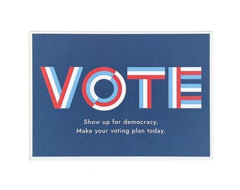 Puede incluir: Tarjeta rectangular con la palabra "VOTE" en letras rojas, blancas y azules. La tarjeta tiene un fondo azul marino y el texto "Preséntate por la democracia. Haz tu plan de votación hoy."