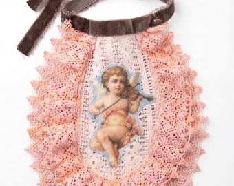 Cuello de encaje tipo jabot, collar babero bordado con ángel, accesorio romántico de estilo shabby chic.