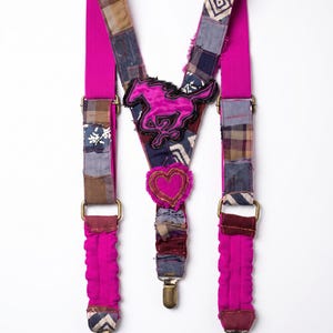 Patchwork-hängslen, fuchsiafärgad resår, applikation med springande häst, bohemiska hängslen i statement-stil