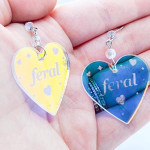 Pendientes de corazones iridiscentes FERAL