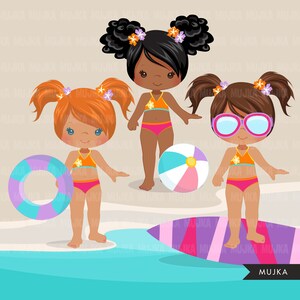 Peut inclure: Trois filles en maillot de bain jouent sur la plage. L'une d'elles tient une bou&eacute;e gonflable violette et bleue, une autre tient un ballon de plage rose et bleu, et la troisi&egrave;me est debout sur une planche de surf violette et rose.