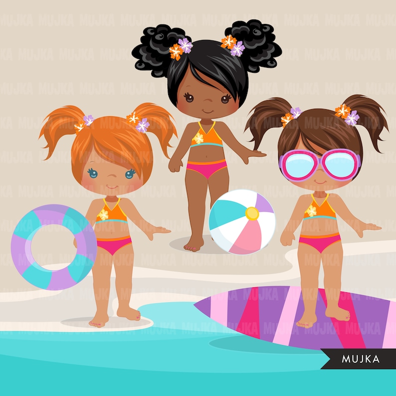 Peut inclure: Trois filles en maillot de bain jouent sur la plage. L'une d'elles tient une bou&eacute;e gonflable violette et bleue, une autre tient un ballon de plage rose et bleu, et la troisi&egrave;me est debout sur une planche de surf violette et rose.