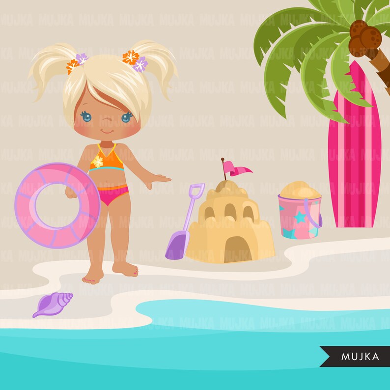 Peut inclure: Une fille blonde portant un maillot de bain rose et tenant une bou&eacute;e gonflable rose se tient sur une plage avec un ch&acirc;teau de sable, un seau de sable, une pelle et une planche de surf rose derri&egrave;re elle.