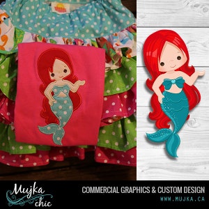 Puede incluir: Una falda de capas rosa y verde con lunares blancos y una camiseta rosa con un dise&ntilde;o de sirena bordado. La sirena tiene el pelo rojo, una cola turquesa y un sujetador de concha blanca. La imagen tambi&eacute;n muestra una ilustraci&oacute;n separada de la sirena.