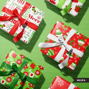 以下が含まれることがあります： 赤と緑の模様の紙で包まれた、白いリボンが付いたクリスマスのギフトボックスが4つ。ボックスは緑色の背景の上に置かれています。包装紙には、雪片、クリスマスツリー、そして「メリークリスマス」と「ジョリー」の文字など、さまざまなデザインが施されています。
