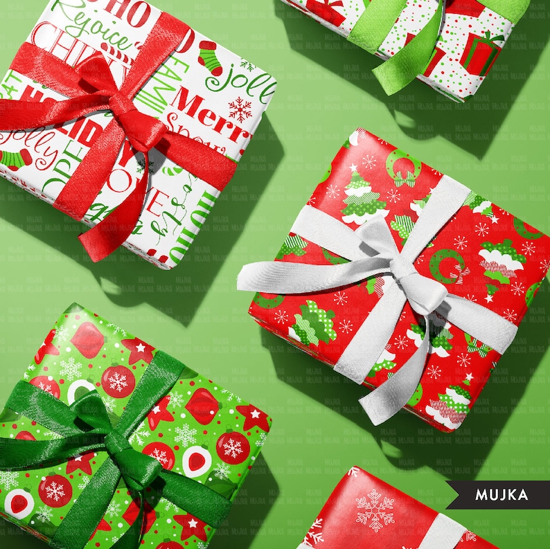 以下が含まれることがあります： 赤と緑の模様の紙で包まれた、白いリボンが付いたクリスマスのギフトボックスが4つ。ボックスは緑色の背景の上に置かれています。包装紙には、雪片、クリスマスツリー、そして「メリークリスマス」と「ジョリー」の文字など、さまざまなデザインが施されています。