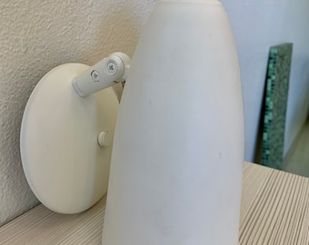 Kleine Single Bullet Sconce aus Hip Haven - Matte/Kreide weiß- Fabrik unregelmäßig