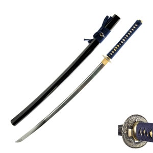 Pode incluir: Uma katana japonesa tradicional com uma bainha preta e um cabo azul e dourado. A espada é exibida com a lâmina e a bainha separadas. A espada tem um tsuba (guarda-mão) em forma de dragão.
