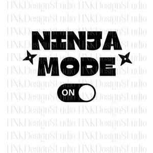 Puede incluir: Diseño gráfico en blanco y negro con el texto "Ninja Mode" y un interruptor de palanca que dice "ON".