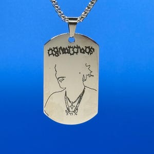 Placa de identificación de Ken Carson grabada con láser