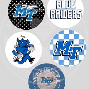 Pode incluir: Uma coleção de cinco designs circulares com o logotipo e a mascote da Middle Tennessee State University. Os designs incluem as letras "MT" em azul, as palavras "Blue Raiders" e uma mascote de cavalo a correr. Os fundos variam, incluindo bolinhas e um padrão xadrez azul e branco.