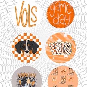 Puede incluir: Seis diseños circulares, cada uno de aproximadamente 7,6 cm de diámetro. Los diseños presentan esquemas de color naranja y blanco, con textos como "VOLS" y "game day". Otros diseños incluyen un perro, estrellas y botas de vaquero.