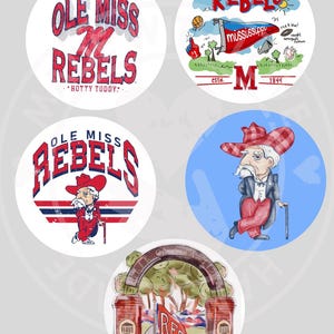 Puede incluir: Cinco diseños circulares con "Ole Miss Rebels" en rojo y azul. Un diseño tiene "Hotty Toddy". Otros diseños muestran una mascota, una bandera y un arco de estadio. Los diseños son circulares.