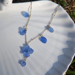 Collar de hortensia con flores prensadas, colgante botánico de resina hecho a mano, delicado collar minimalista inspirado en la naturaleza para mujer.