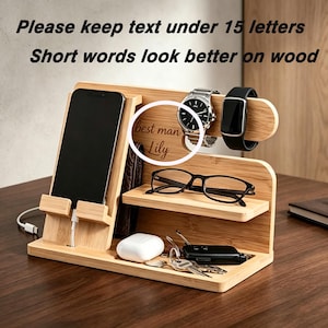 Pu&ograve; includere: Una docking station in bamb&ugrave; con supporto per telefono e cavo di ricarica, porta orologio, ripiano per occhiali e vassoio per accessori. Il legno &egrave; inciso con il testo "best man Lily". L'immagine include istruzioni in formato testo.