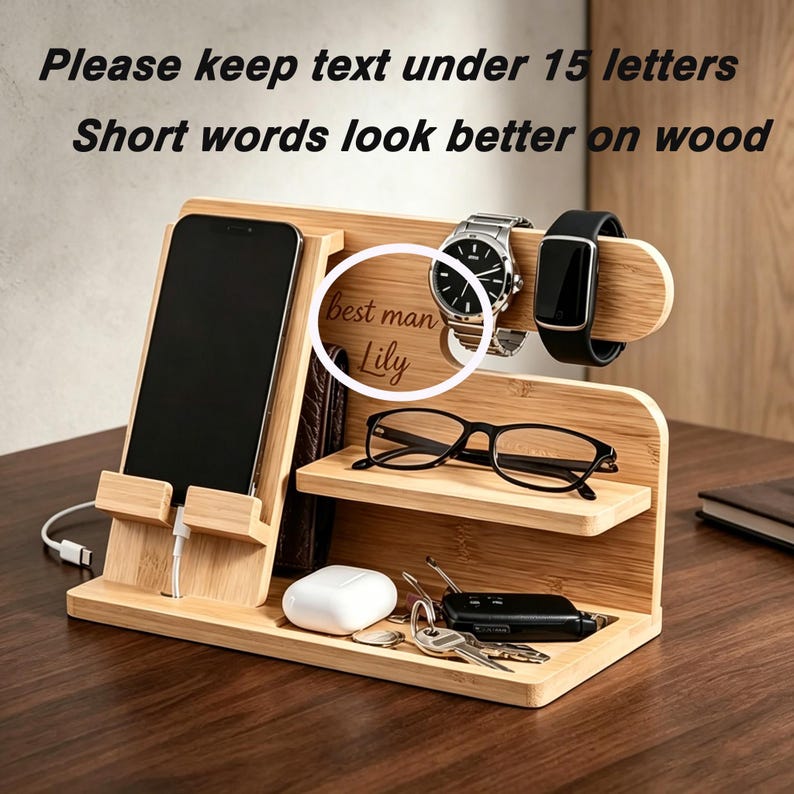 Pu&ograve; includere: Una docking station in bamb&ugrave; con supporto per telefono e cavo di ricarica, porta orologio, ripiano per occhiali e vassoio per accessori. Il legno &egrave; inciso con il testo "best man Lily". L'immagine include istruzioni in formato testo.