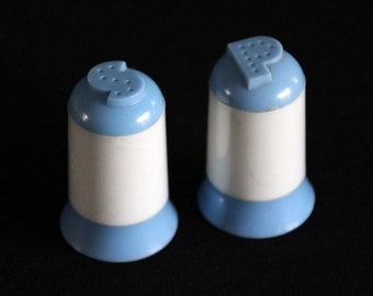 Vintage Durabrite Blue and White Plastic Salt and Pepper Shaker Set - Durabrite California - Retro Kitchen - Picnic Salt and Pepper Shakers