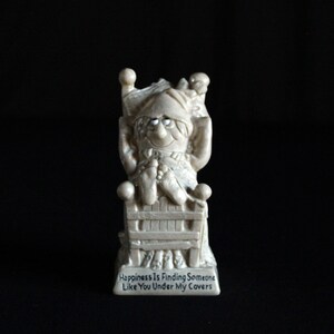 W&R Berries &quot;Happiness Is Finding Someone Like You Under My Covers&quot; Collectible Figurine #738 - Sillisculpts Resin Statue - 1978 - Kitsch