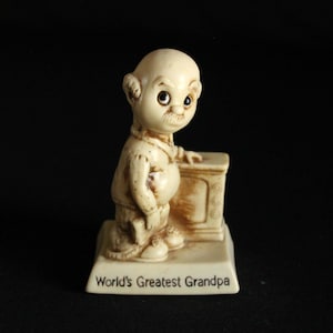 R&W Berries &quot;World&#39;s Greatest Grandpa&quot; Collectible Figurine #793 - Sillisculpts Resin Statue - 1975 - Kitsch Gift - Grandfather - Funny Gift