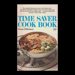 Puede incluir: Una portada de libro de cocina vintage con un título azul y blanco "TIME SAVER COOK BOOK" y el texto "From Pillsbury" debajo. La portada presenta una foto de una sartén con una variedad de ingredientes, incluyendo champiñones, carne y verduras. El precio se indica como "79¢" en la esquina superior derecha.