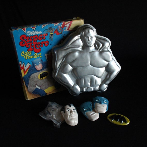 Superman top cake pan