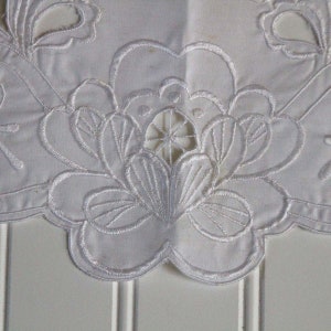 Vintage Worthington Dress Collar in White with Cut Out and Embroidered Floral Design