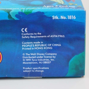 Może przedstawiać: Niebieskie i zielone pudełko z białym tekstem. Tekst brzmi "Ages 3 and up", "Stk. No. 1816", "CE", "Conforms to the Safety Requirements of ASTM F963.", "Contents made in PEOPLE'S REPUBLIC OF CHINA", "Printed in HONG KONG", "The Walt Disney Company", "Distributed under license by", "1991 Tyco Industries, Inc.", "Moorestown, NJ 08057", "Product specifications subject to change."