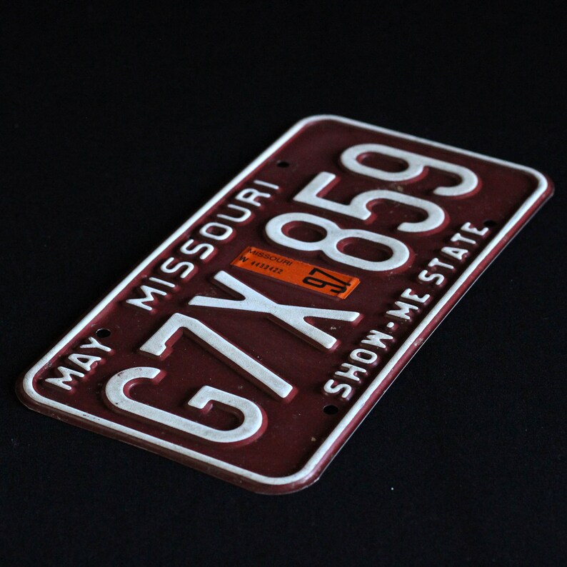 G7X859 Automobile Metal May 1997 Crafts Missouri License Plate Car Collectible Show Me State Garage Man Cave Decor Red