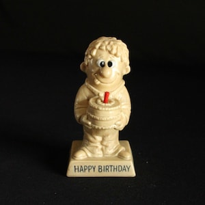 R&W Berries &quot;Happy Birthday&quot; Collectible Figurine - Sillisculpts Resin Statue - 1970 - Wallace and Russ - Kitsch Gift - Retro