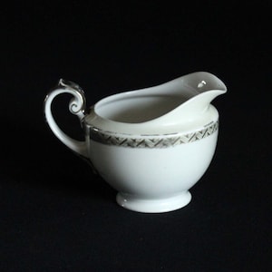 Vintage TK Thun Gräddkanna med geometrisk dekoration - TK Thun Bohemia Tjeckoslovakien - Gräddkanna - Teservis - Vintagekök