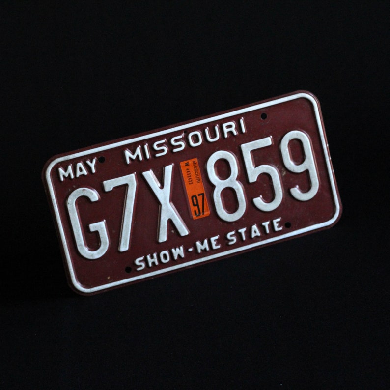 G7X859 Automobile Metal May 1997 Crafts Missouri License Plate Car Collectible Show Me State Garage Man Cave Decor Red
