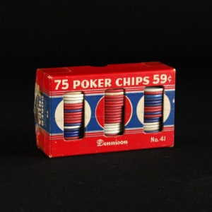 Puede incluir: Una caja roja con bordes blancos y azules que contiene 75 fichas de póquer. La caja está etiquetada con "75 Poker Chips 59¢" y "Dennison No. 41".