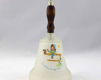 Vriendschap brengt geluk - Vintage Frosted Glass Bell met houten handvat - Holly Hobbie Style Girl - Hand Bell - Made in England