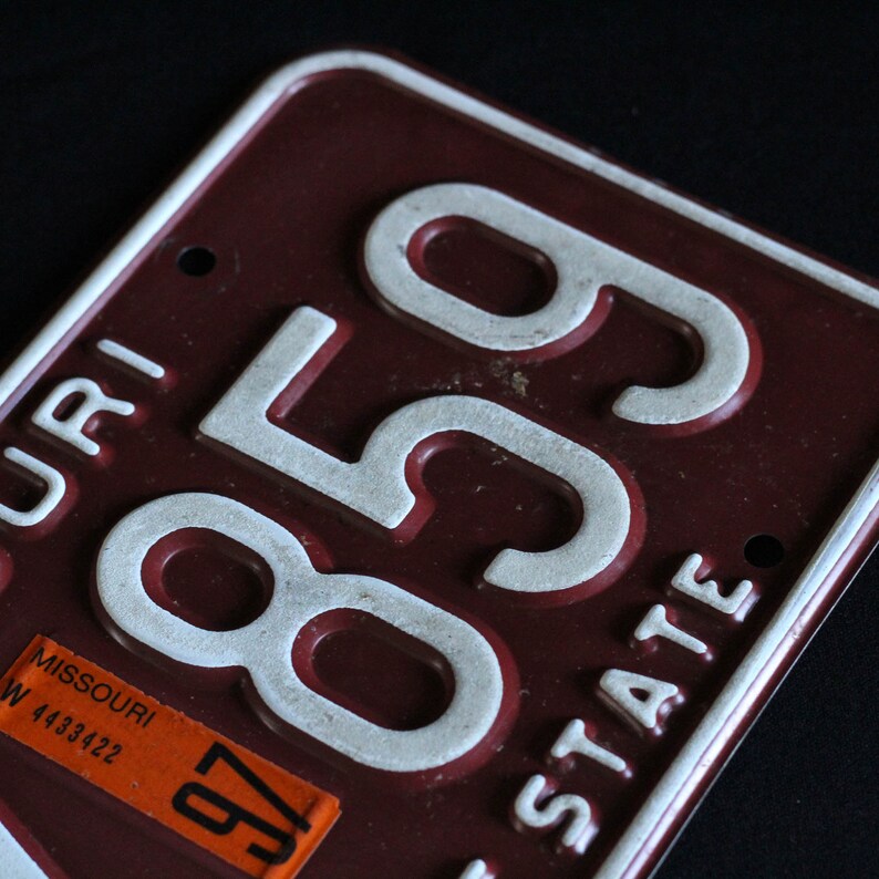 G7X859 Automobile Metal May 1997 Crafts Missouri License Plate Car Collectible Show Me State Garage Man Cave Decor Red