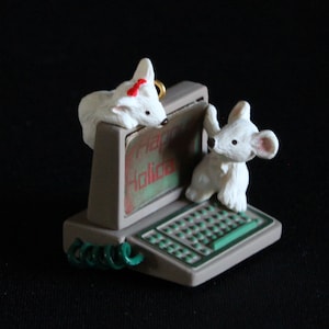 Hallmark Happy Holidaten Ornament c. 1987 - Christmas Pizzazz Collection - Weihnachtsdekorationen - Hallmark Andenken Ornament
