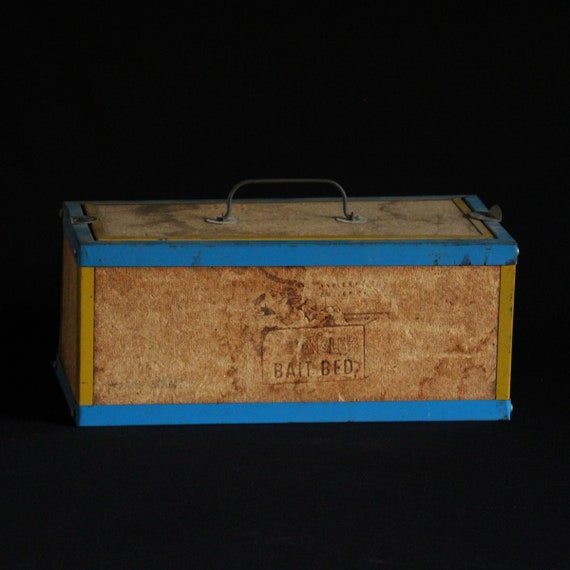 Vintage Le' Angler Bait Bed Fiberboard and Metal Bait Box Fishing