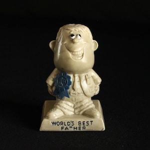 R&W Berries &quot;World&#39;s Best Father&quot; Collectible Figurine - Sillisculpts Resin Statue - 1970 - Kitsch Gift - Father&#39;s Day - Funny Trophy - Dad