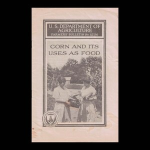 Könnte beinhalten: Ein Schwarzweißbild eines alten US-amerikanischen Landwirtschaftsbulletins, Farmers' Bulletin No. 1236, mit dem Titel "Mais und seine Verwendung als Lebensmittel". Das Bild zeigt zwei Frauen in Kleidern, die in einem Feld stehen und Körbe mit Mais halten.